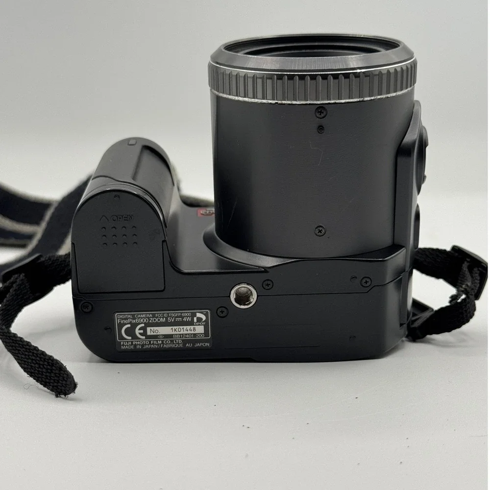 Fujifilm FinePix 6900Z Digital Camera 6x Optical Zoom Super CCD Black W/ Battery